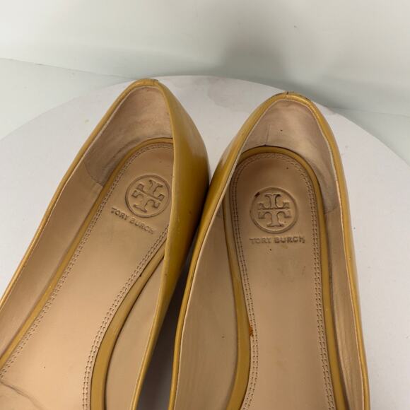 Tory Burch 9.5 Womens Trudy Open Toe Flat Shoe In Patent Tan Preppy *flaw - Picture 6 of 11